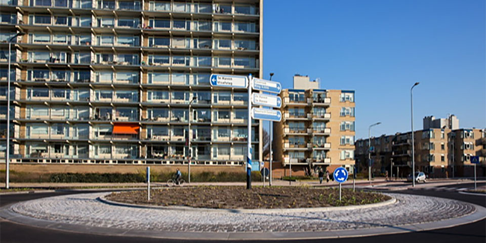 Nieuwe rotonde Westduinweg – Schokkerweg in Scheveningen klaar