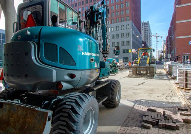 machinaal-aanbrengen-van-bestrating-aan-de-haagse-loper-in-den-kopieren