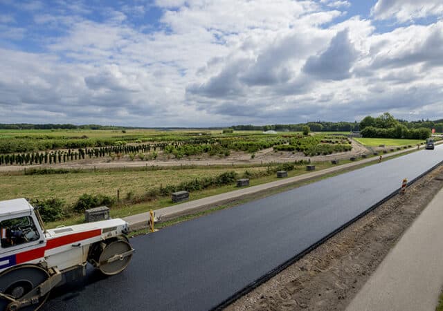 strukton-civiel-noord-en-oost-aanbrengen-asfalt-deklaag-op-n737.-kopieren