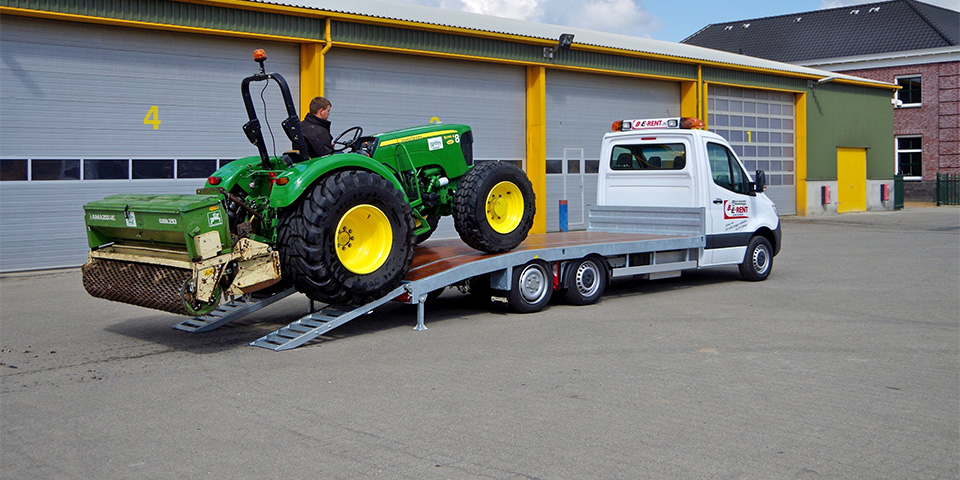 Nieuwe oplegger ideaal voor transport van grasmaaiers, wielladers en tractoren