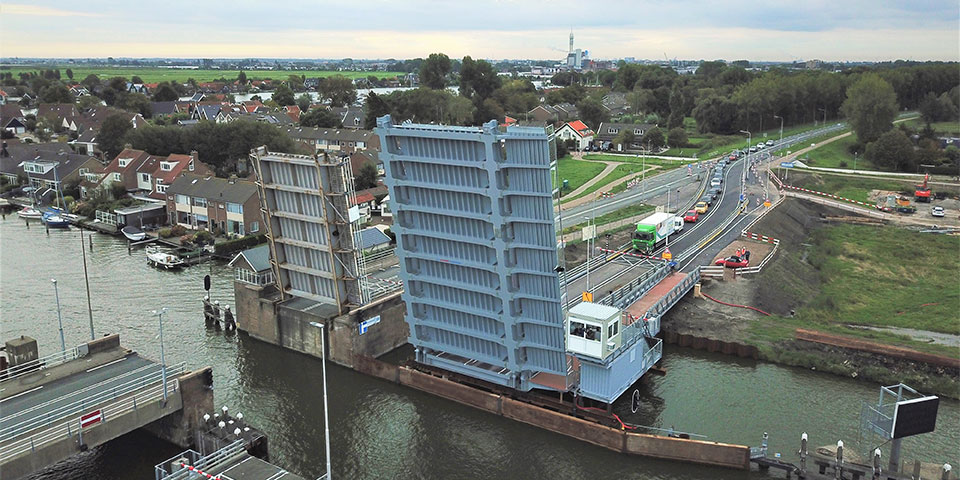 Eerste Tijdelijke Beweegbare Brug Voor Zwaar Verkeer