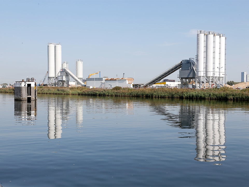 Verwerking van 350.000 kuub beton voor de Nieuwe Sluis in Terneuzen