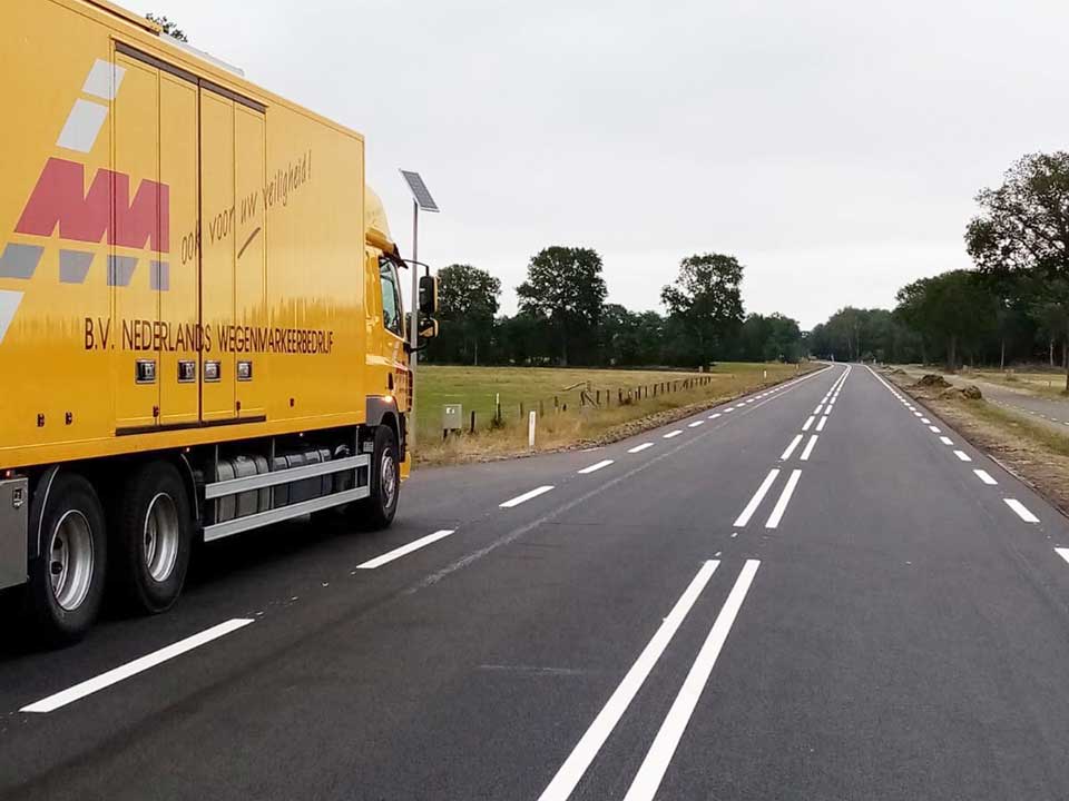 N-weg Friesland weer voorzien van strakke en veilige Type ll markeringen