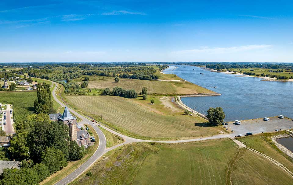 Fugro ontvangt ontwerp-, grondonderzoek- en monitoringsopdracht voor dijkversterkingsproject Tiel-Waardenburg