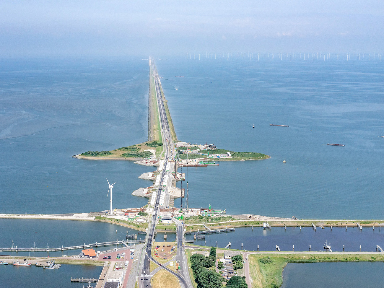 Afsluitdijk-Den-Oever-Levvel-Rijkswaterstaat-Topview-juli-2021(