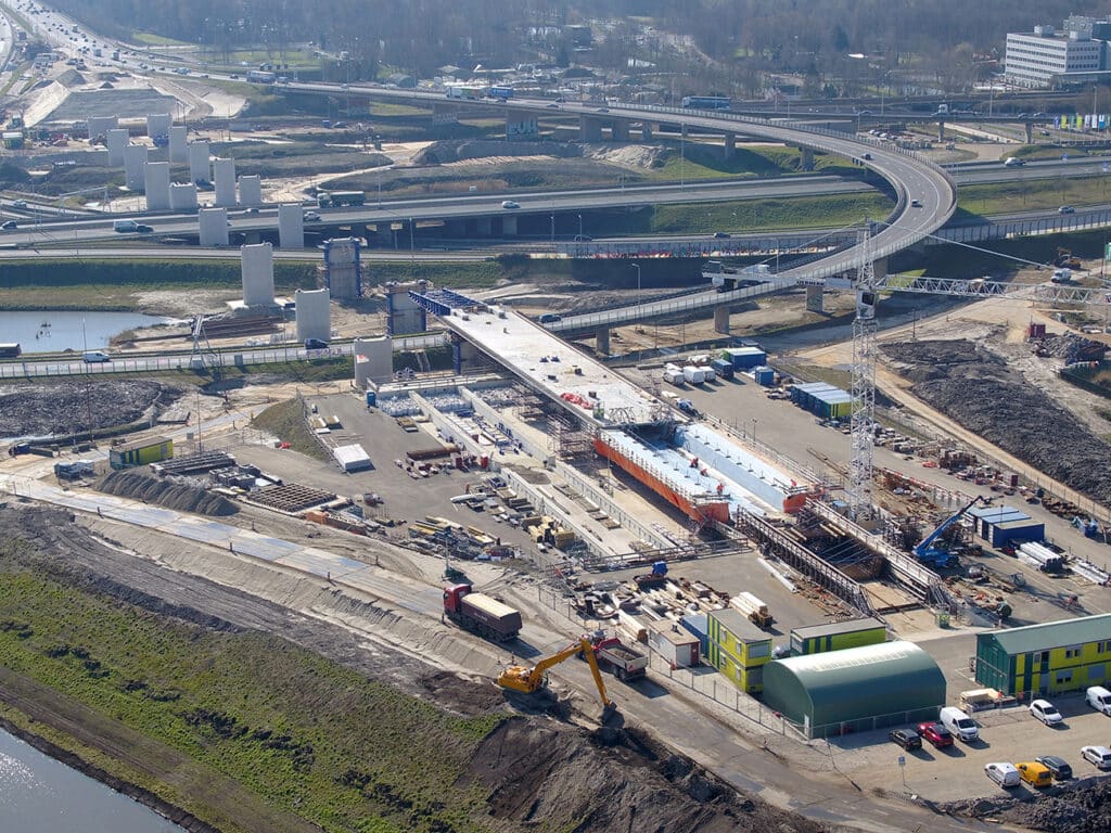 Een viaduct bouwen over een snelweg waarop verkeer rijdt?