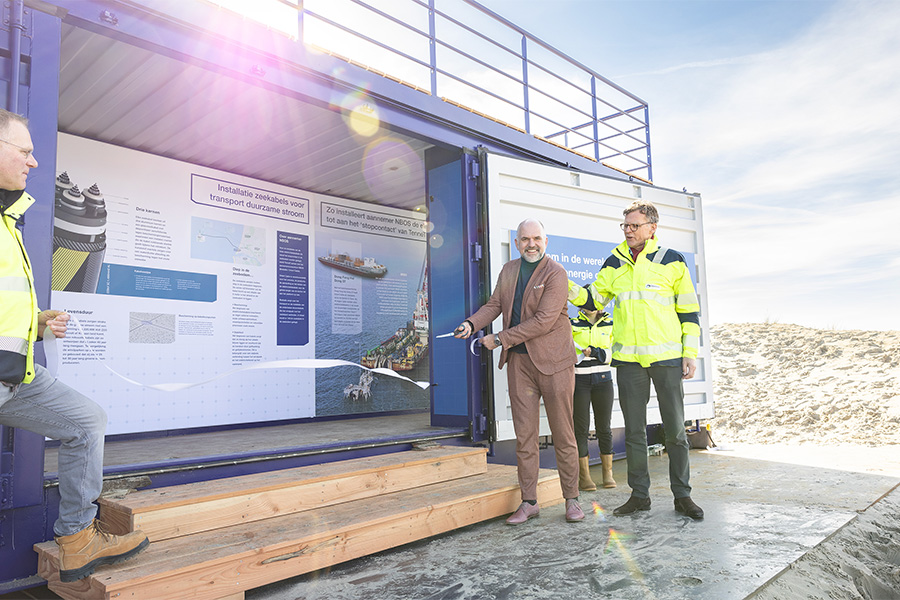 Infocontainer op strand Velsen biedt uitleg over aansluiting windparken en uitzicht over aanleg ‘zeekabels’ TenneT